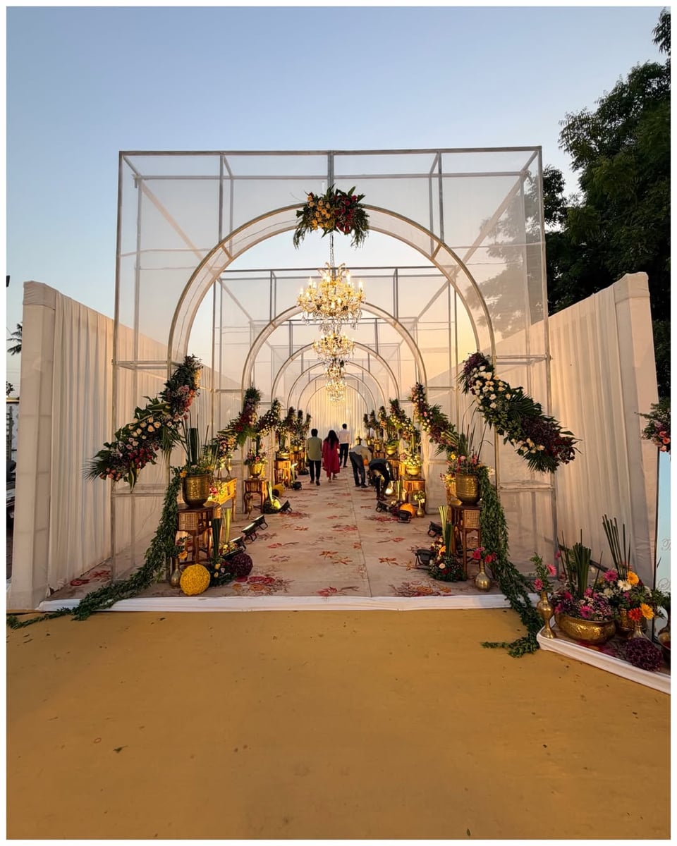 Majestic reception floral arrangement in Surat (Reception Theme 15)